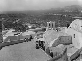 Έκθεση με εικόνες της Σαντορίνης, πριν τον καταστροφικό σεισμό του 1956 από τον φακό της Nelly’s