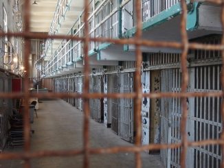 Στη φυλακή οδηγήθηκαν με τη σύμφωνη γνώμη ανακρίτριας και εισαγγελέα οι δύο νεαροί που φέρονται να εμπλέκονται στην καταστροφική πυρκαγιά στο Γηροκομείο της Πάτρας.