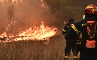 Ένας νεκρός, καμένα σπίτια μεγάλες καταστροφές