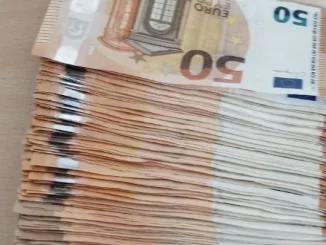 Με τη μέθοδο της τηλεφωνικής απάτης σπείρα εξαπάτησε δύο ηλικιωμένους σε περιοχές της Φλώρινας, έναν 87χρονο άνδρα και μια 85χρονη γυναίκα, αποσπώντας τους συνολικά το χρηματικό ποσό των 32.410 ευρώ.