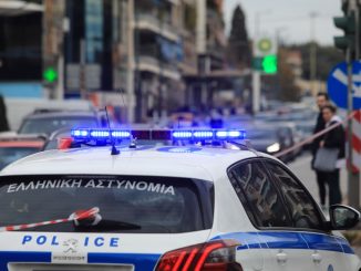 Ανατροπή ιδιωτικού ασθενοφόρου στο Γουδή – Μετέφερε σοβαρά τραυματία από τροχαίο