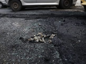 Εμπρηστική επίθεση σε καφετέρια στην Καλλιθέα – Εντοπίστηκαν υπολείμματα από γκαζάκια