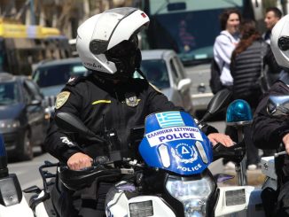 Διακόσια άτομα τα οποία υπό το μανδύα της νομιμότητας, έπαιζαν μέσω 10 περίπου συστηματικών στοιχηματικών εταιρειών