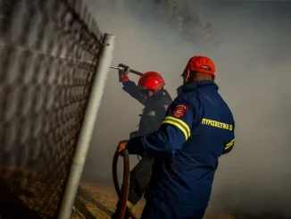 Φωτιά σε βιοτεχνία με λευκά είδη στο Περιστέρι