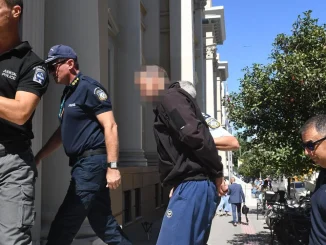 Προσωρινά κρατούμενος κρίθηκε, με ομόφωνη απόφαση ανακριτή και εισαγγελέα, ο 46χρονος οδηγός μοτοσικλέτας, μετά την σημερινή απολογία του στον ανακριτή, για το θανατηφόρο τροχαίο που σημειώθηκε το βράδυ της περασμένης Παρασκευής στην Πάτρα, με θύμα μία 86χρονη και ελαφρά τραυματισμένη μία 8χρονη.