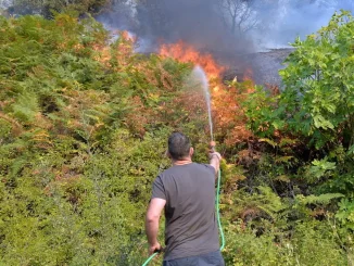 Στη σύλληψη δύο ανδρών, ηλικίας 42 και 52 ετών, προχώρησαν οι αρμόδιες αρχές λόγω πυρκαγιάς που προκλήθηκε, κατά τη ρίψη βεγγαλικών – πυροτεχνημάτων, κοντά σε δασική έκταση στο Κορωπί.
