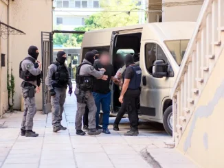 Ελεύθεροι με περιοριστικούς όρους αφέθηκαν οι  πρώτοι 5 από τους 10 κατηγορούμενους για  συμμέτοχη σε εγκληματική οργάνωση, των οποίων οι απολογίες ξεκίνησαν σήμερα ενώπιον τριών ανακριτών στα δικαστήρια των Χανίων . Πρόκειται  για τους συλληφθέντες της πρώτης υπόθεσης, που αφορά κυρίως διακίνηση ναρκωτικών και διώκονται για ένταξη και συμμετοχή σε εγκληματική οργάνωση. Συνολικά έχουν συλληφθεί 33 άτομα τα οποία βαρύνονται με βαριές κατηγορίες.