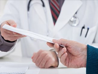 Θεσσαλονίκη: Νέα καταδίκη γιατρού για “φακελάκια” – 30 μήνες με τριετή αναστολή